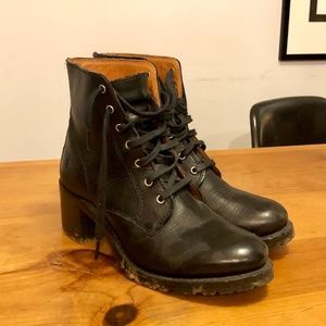 Frye Sabrina 6G Lace Up barely worn